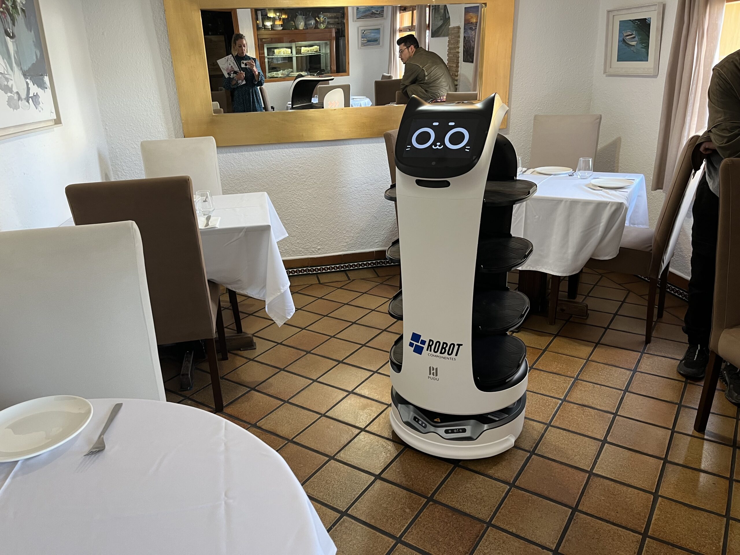 Descubriendo las ventajas del camarero robot en el sector hostelero